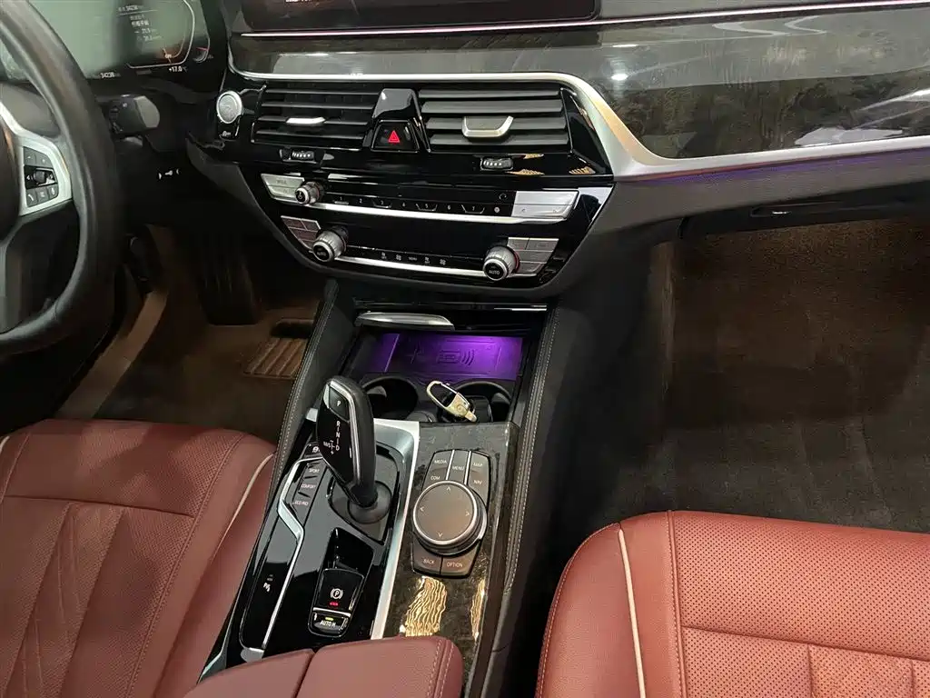 BMW 5 Series 2021 525Li M Sport Package фото 9