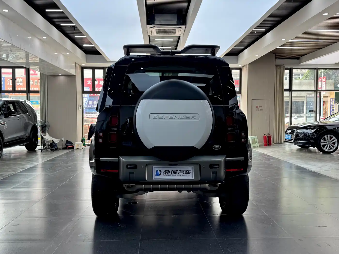 Land Rover Defender 2022 90 2.0T P300 X-DYNAMIC HSE фото 11