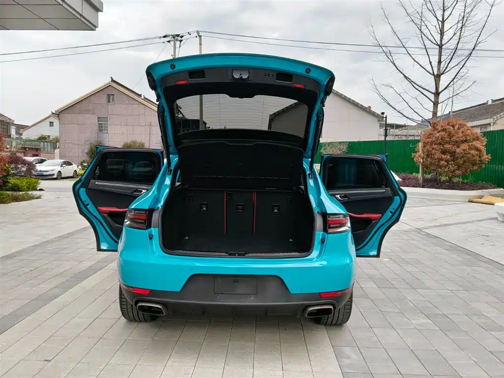 PORSCHE MACAN