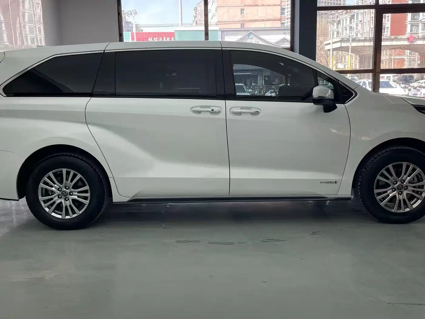 Toyota Sienna 2021 2.5L Hybrid Premium Edition фото 4