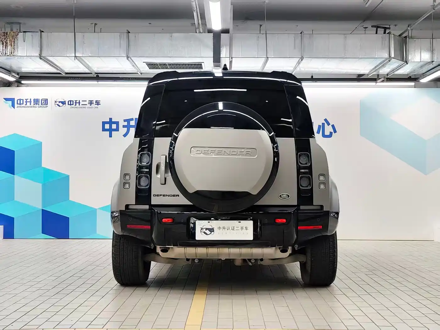 Land Rover Defender 2024 110 3.0T P400 X фото 24