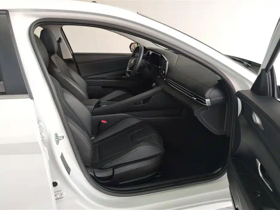 Hyundai Elantra 2022 1.5L CVT GLX Elite Edition фото 8