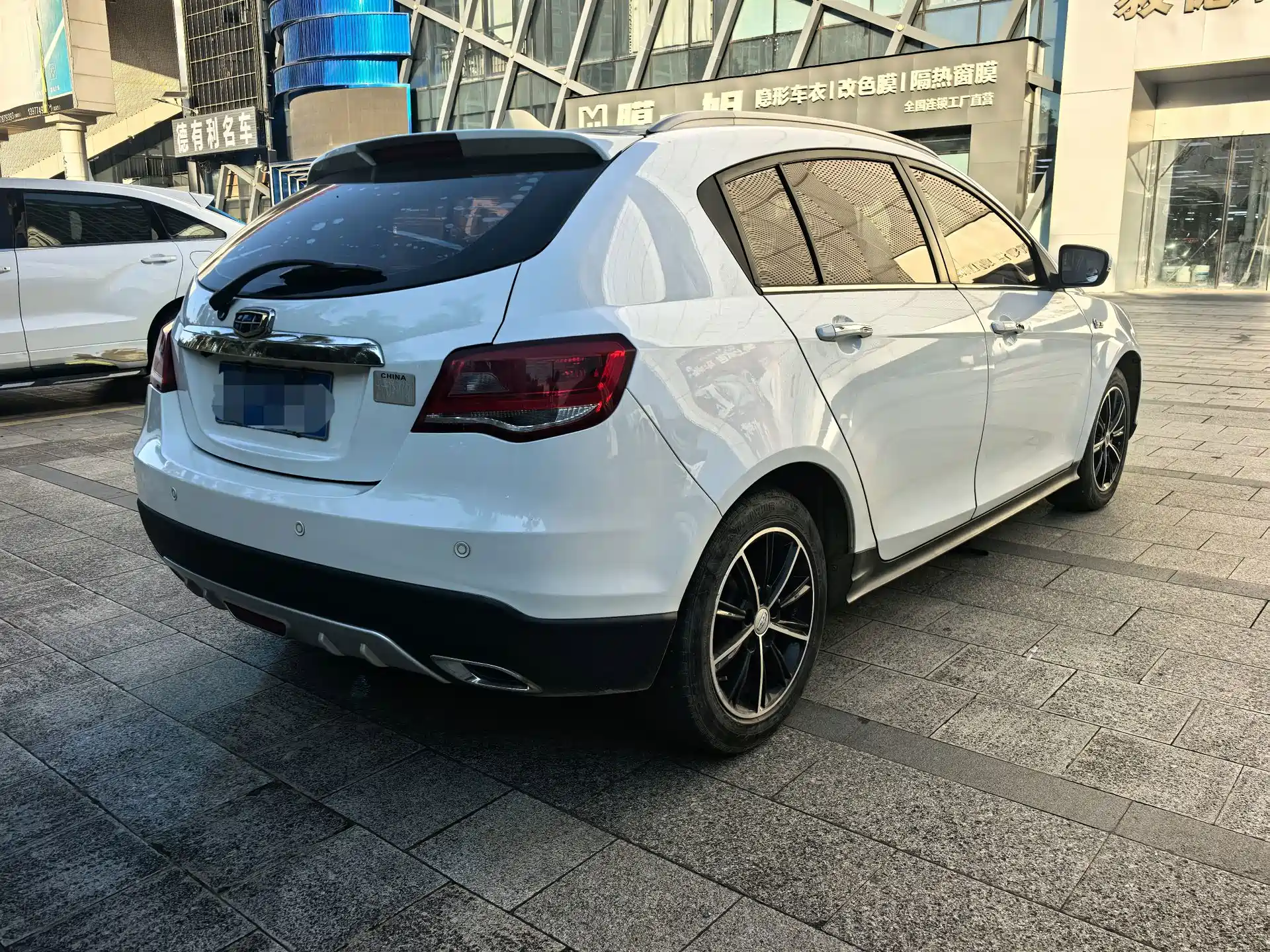 Фото 4 - Geely Emgrand