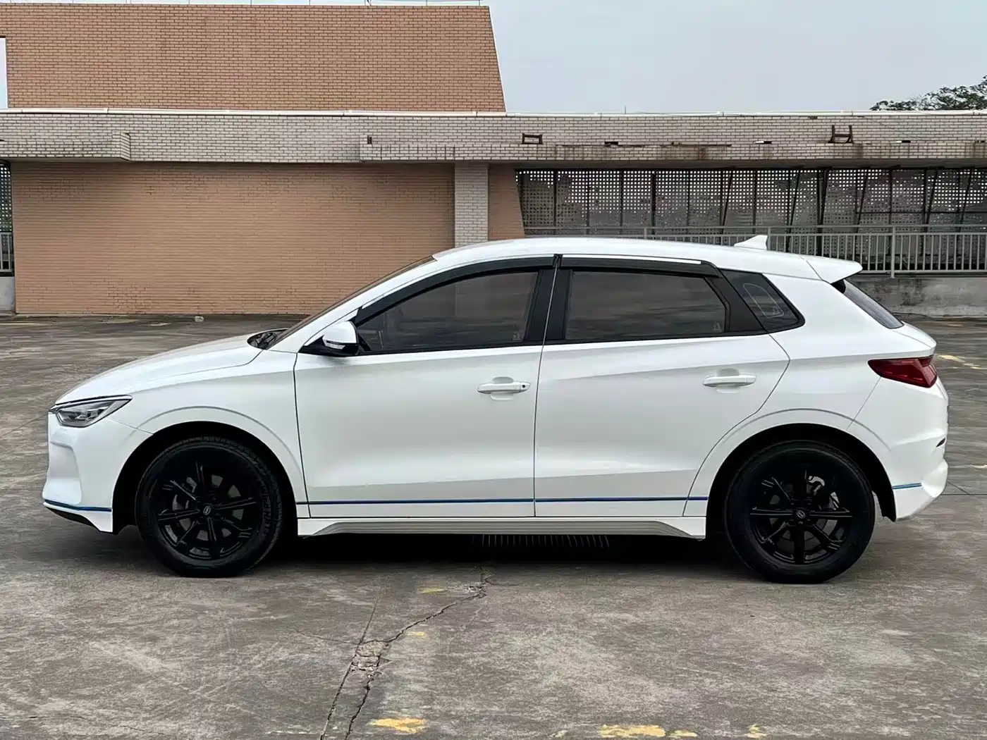 BYD E2