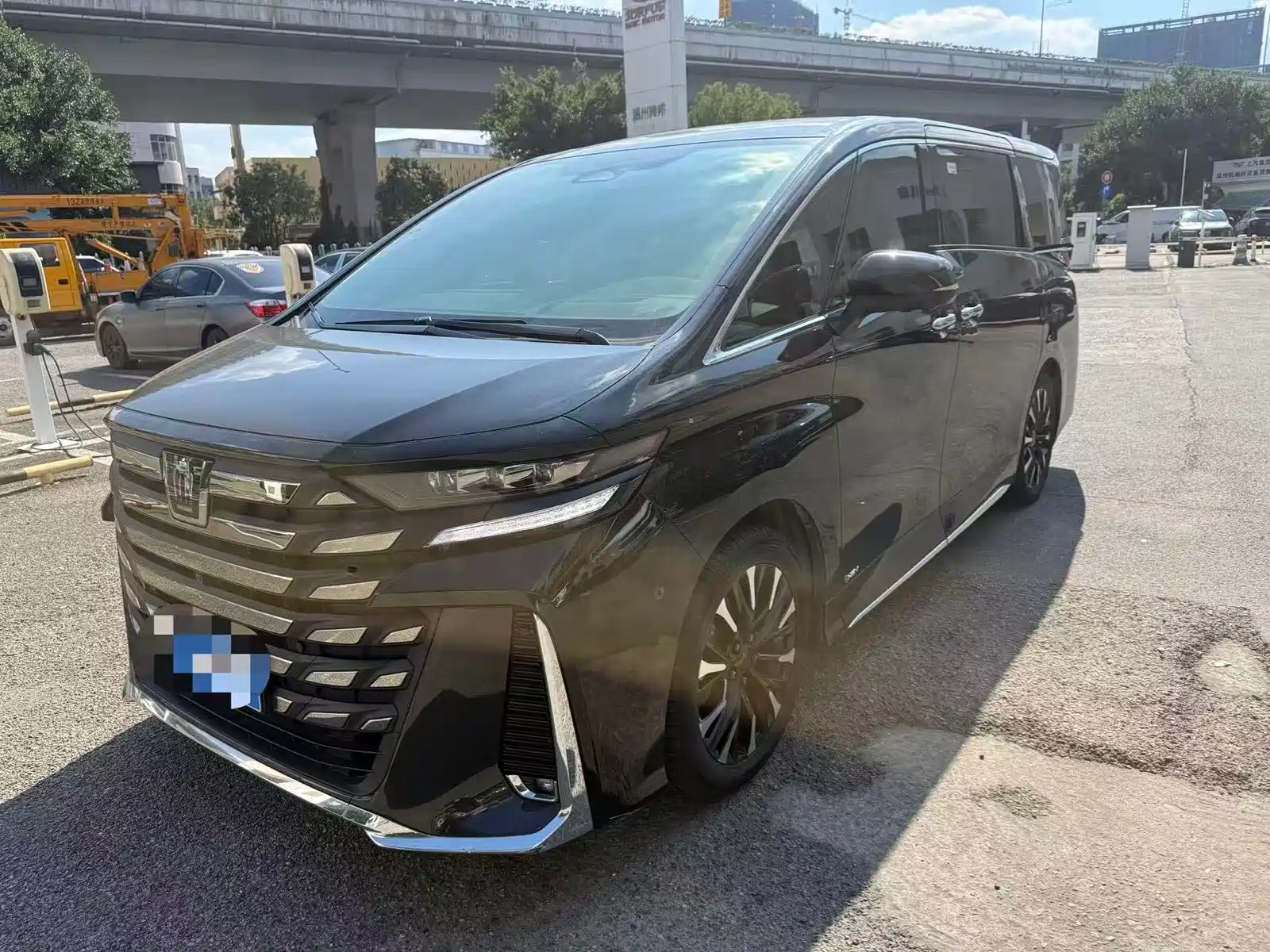 Фото 1 - Toyota Vellfire