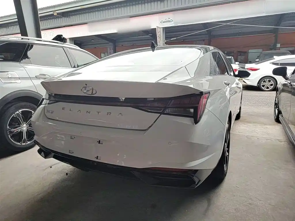 Hyundai Elantra 2021 1.5L CVT LUX Premium Edition фото 7