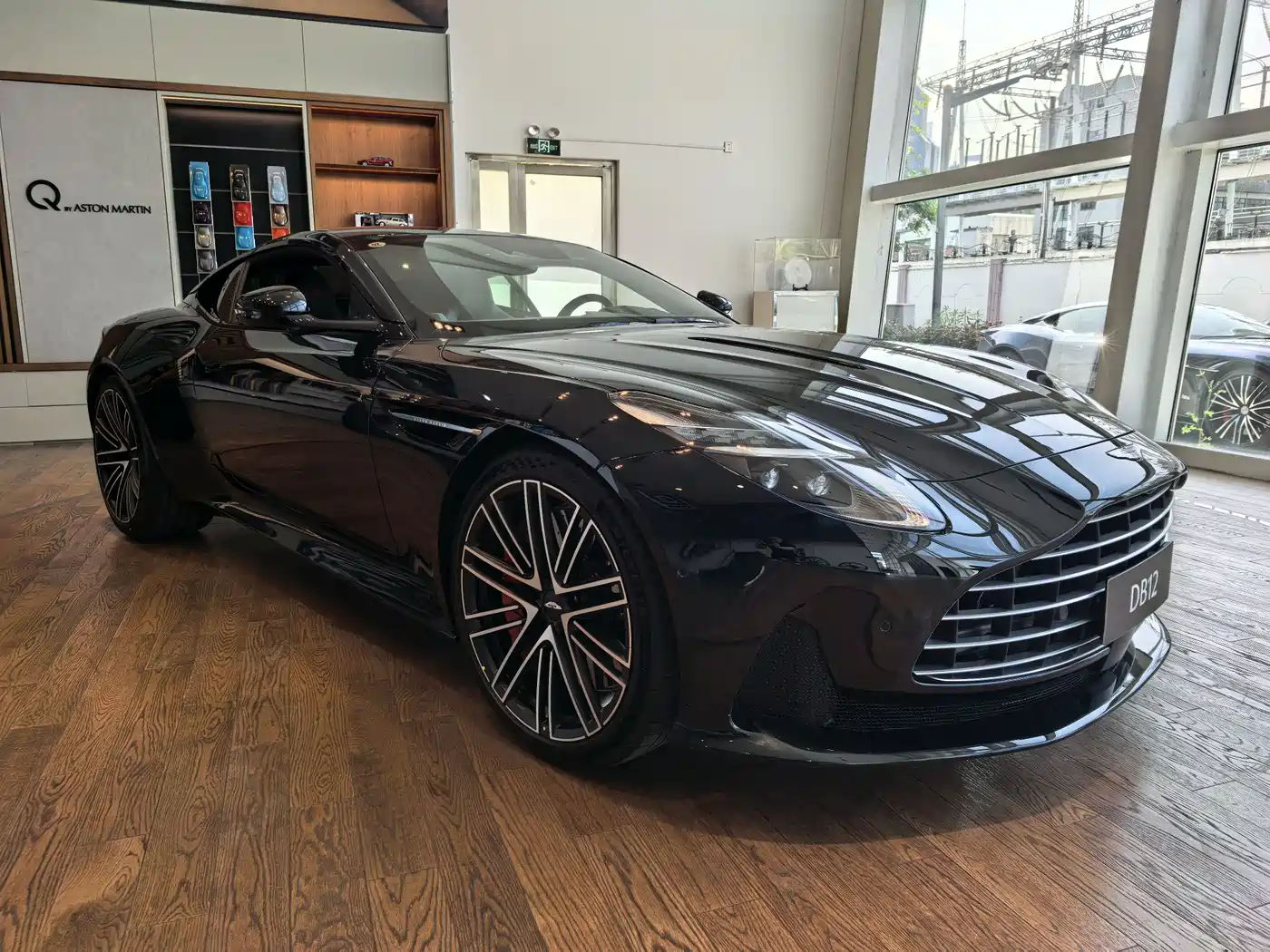 Aston Martin DB12 2025 4.0T V8 Coupe фото 4
