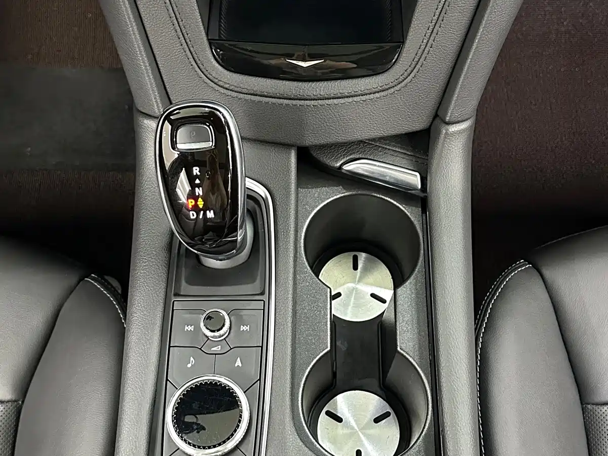 Фото 18 - Cadillac XT6