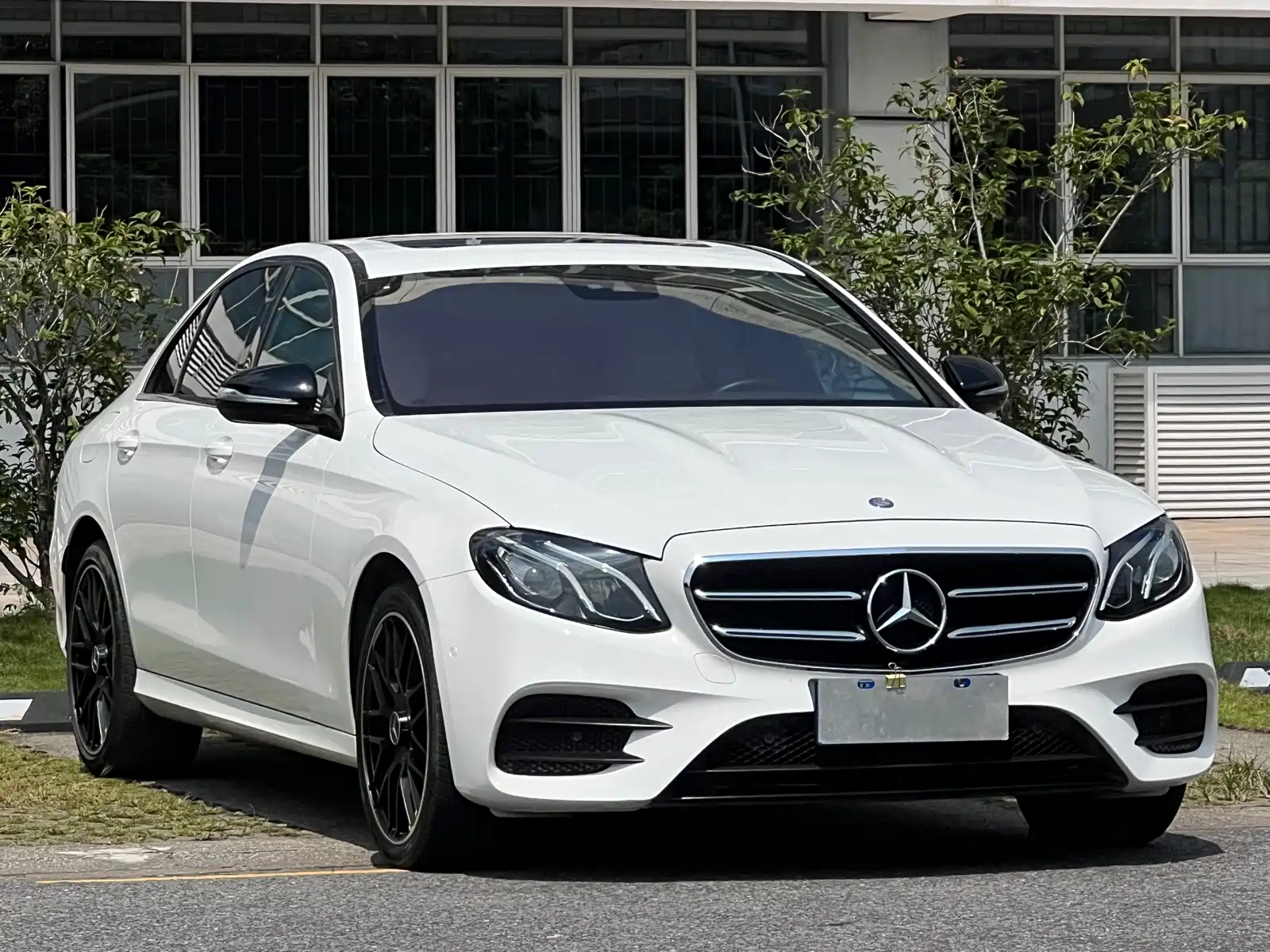 صورة 3 - Mercedes-Benz E-Class