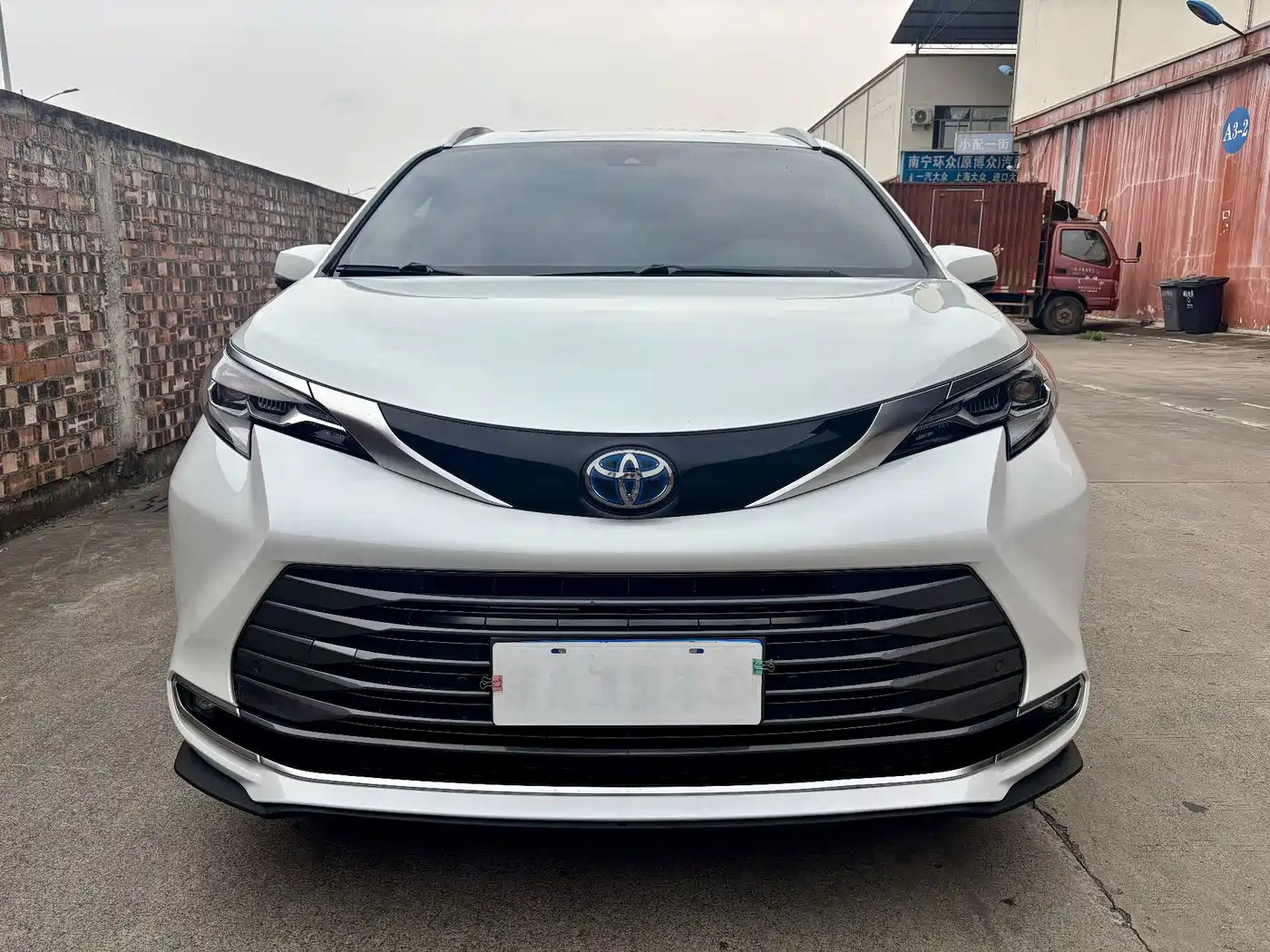 Toyota Sienna 2021 2.5L Hybrid Premium Edition фото 2