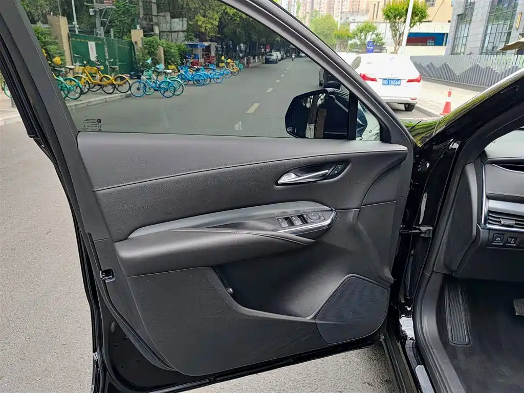 Cadillac XT4 2021 28T FWD Premium Edition фото 6