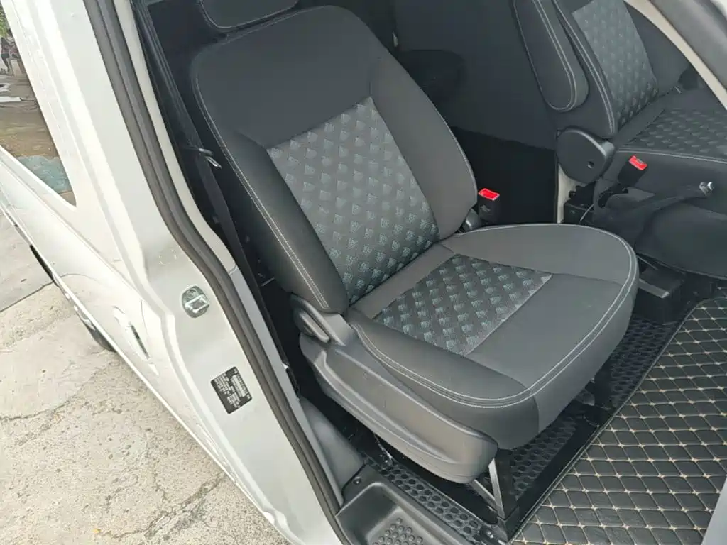 SAIC Maxus Xintu V80 2025 2025 Value Edition Aoyun 2.0T AMT Short Wheelbase Ultra-Low Roof 127Ps 5/6-seater