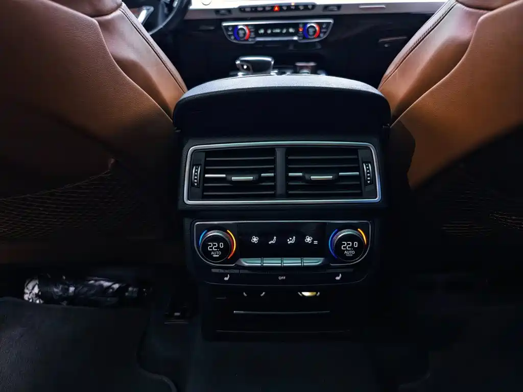 Фото 19 - Audi Q7