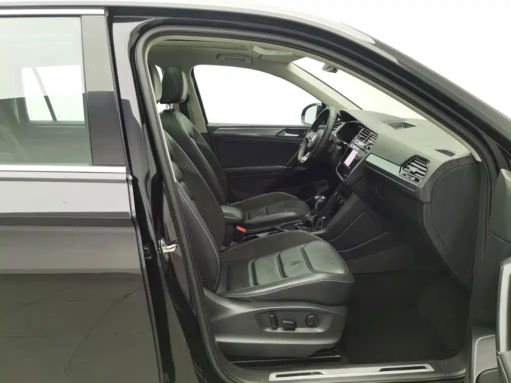 Фото 23 - Volkswagen Tiguan L