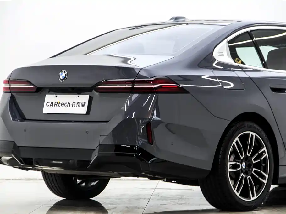 BMW 5 Series 2025 530Li Leading M Sport Package фото 9