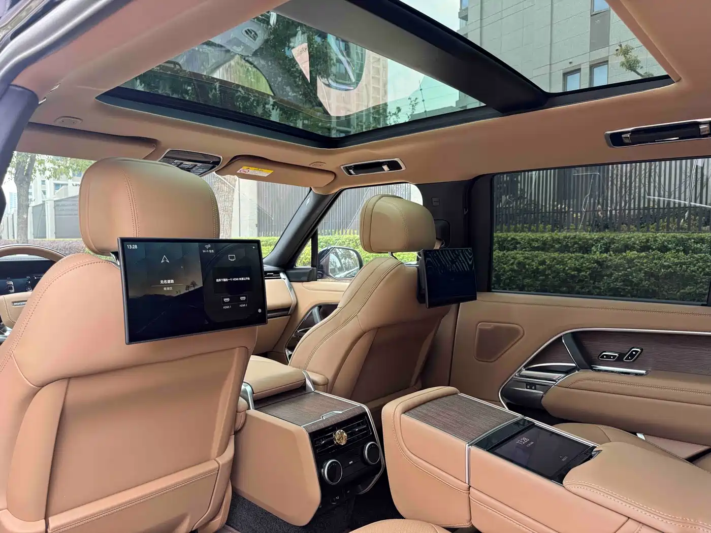Land Rover Range Rover 2024 3.0 L6 400PS Genesis Extended фото 7