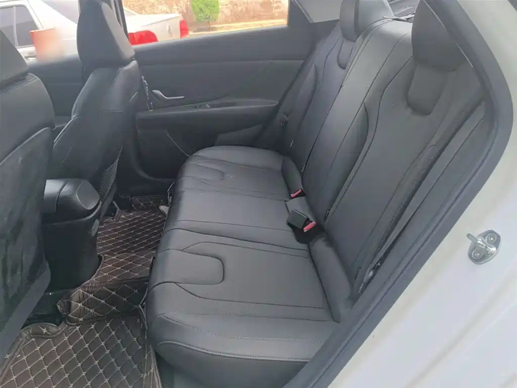 Hyundai Elantra 2021 1.5L CVT LUX Premium Edition фото 17