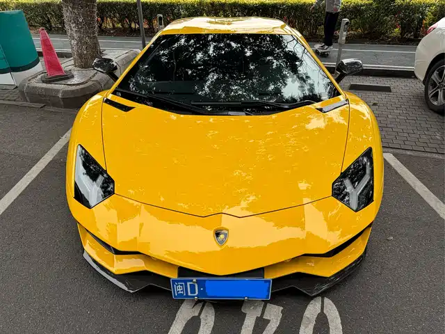 LAMBORGHINI AVENTADOR