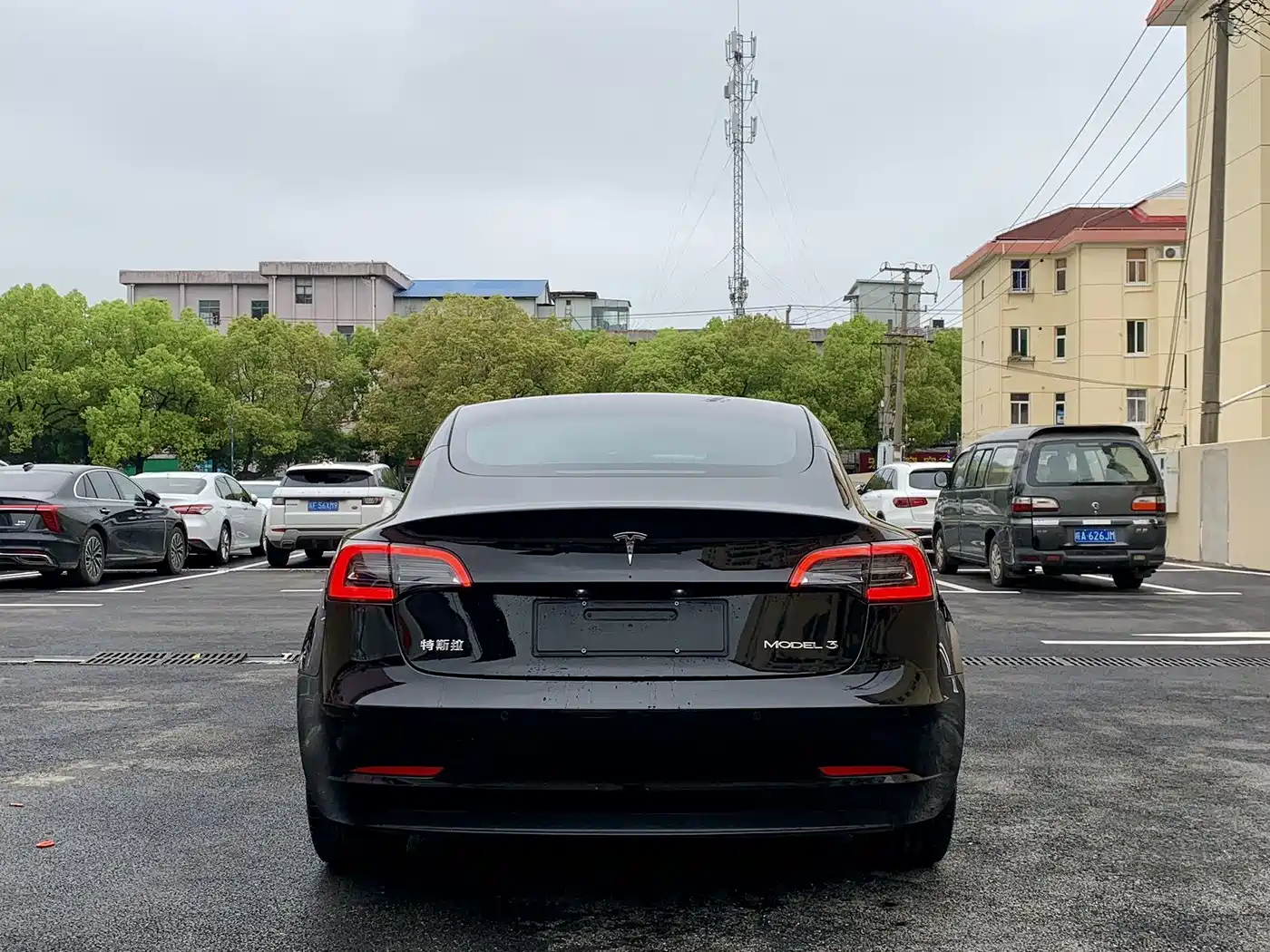 TESLA MODEL 3