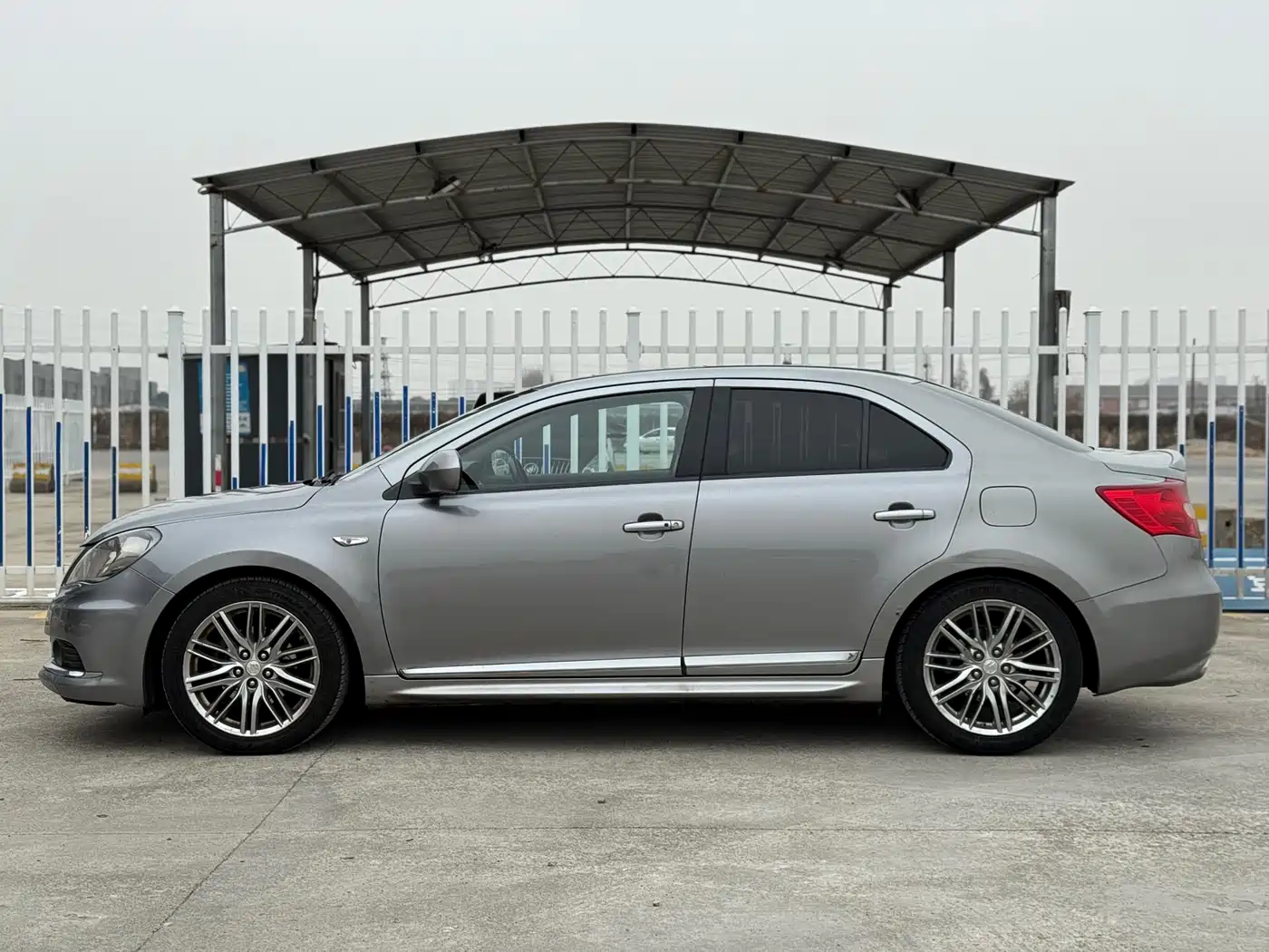 Suzuki Kizashi 2010 2.4L 4WD Sport Navigation фото 3