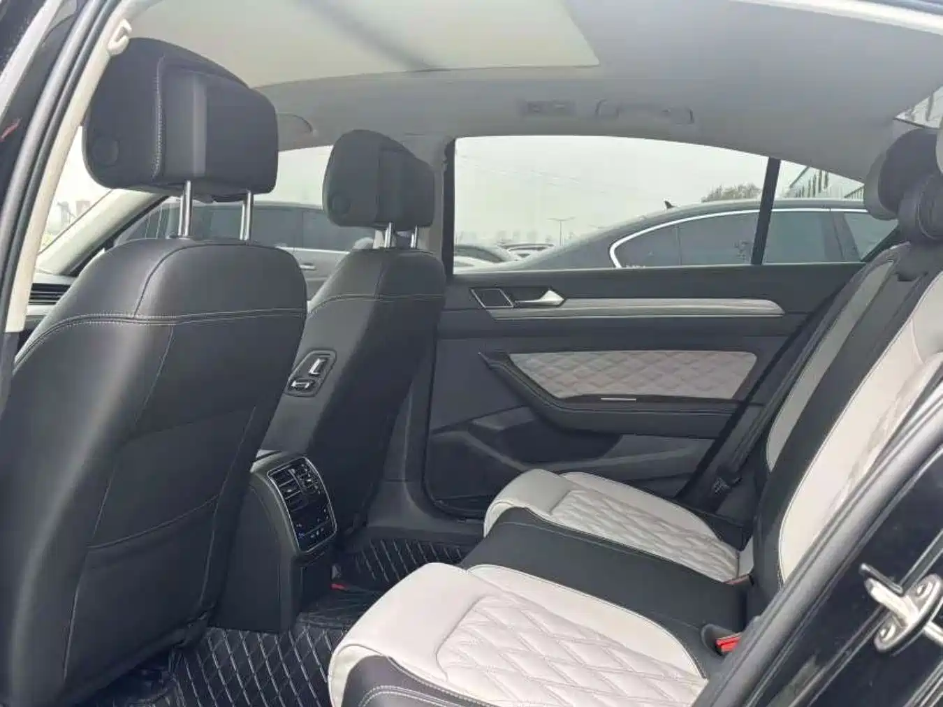Volkswagen Magotan 2023 2 Million Units Anniversary Edition 330TSI DSG Leading Type фото 4