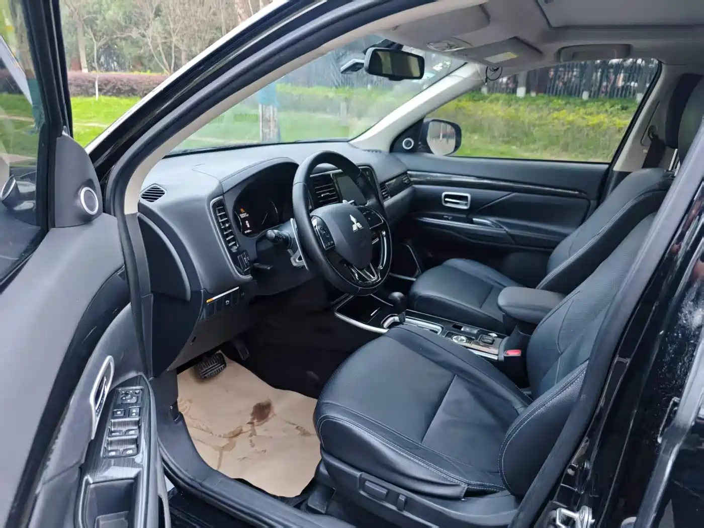 MITSUBISHI OUTLANDER