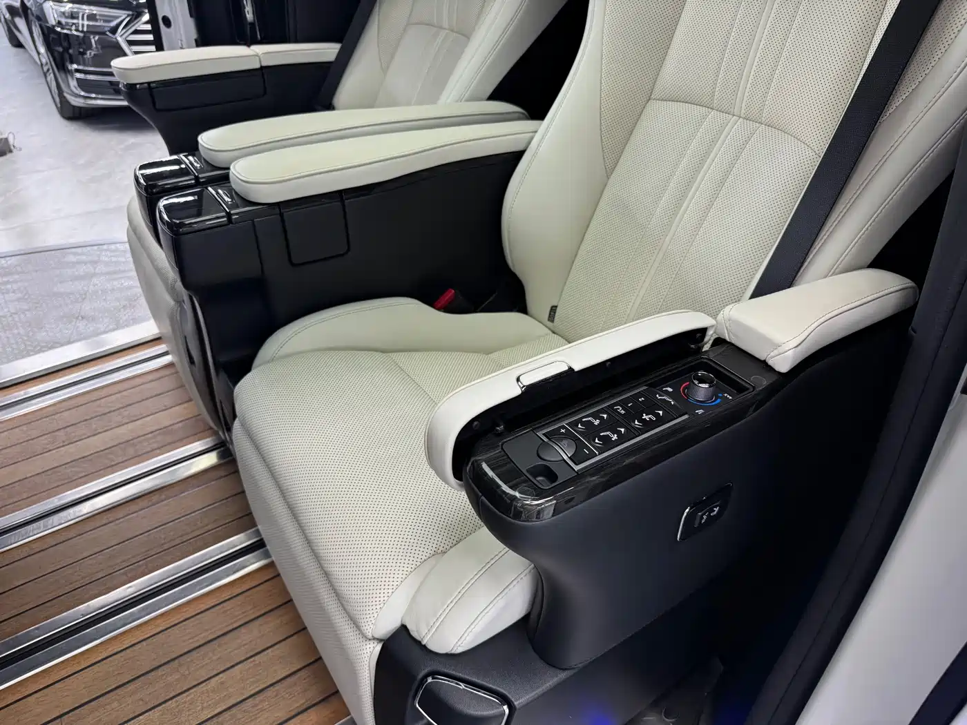 Lexus LM 2021 2020 300h Seven-Seater Elegance Edition