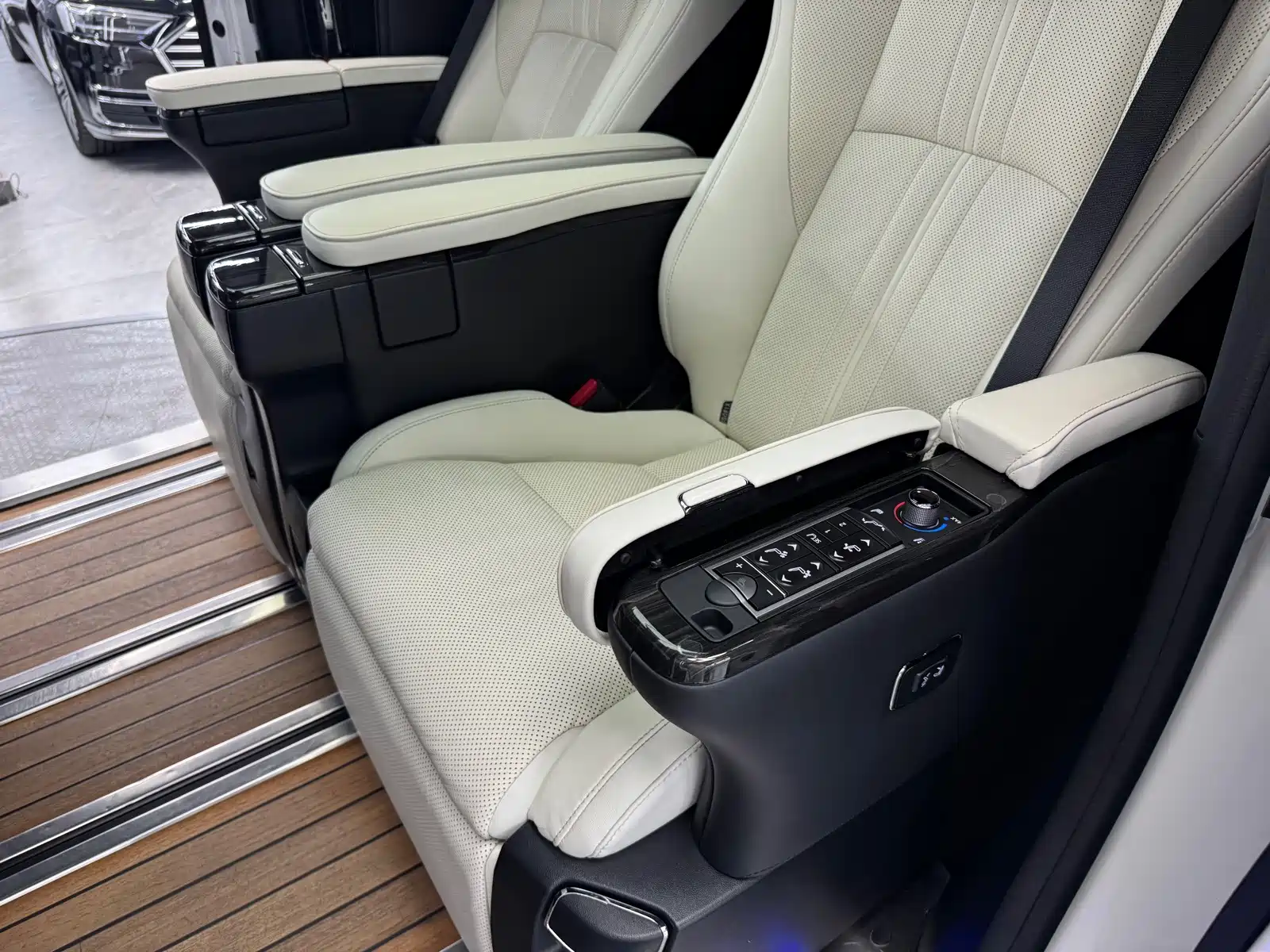 Фото 10 - Lexus LM