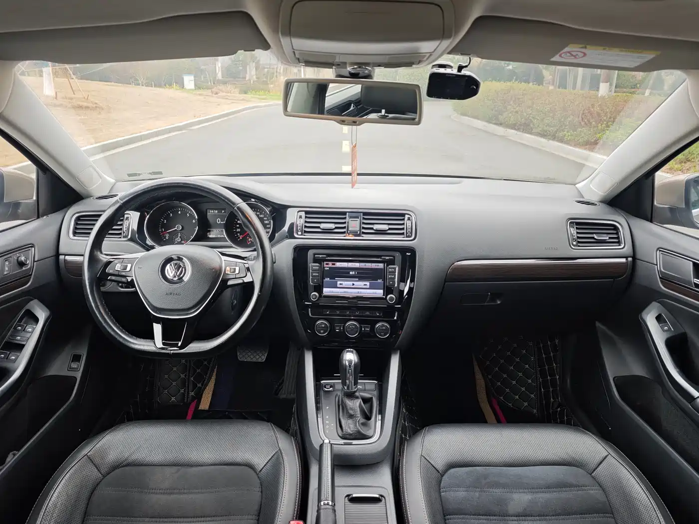 Volkswagen Sagitar 2015 230TSI Automatic Luxury фото 6