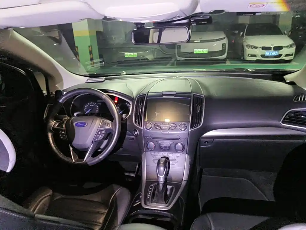 Фото 12 - Ford Edge