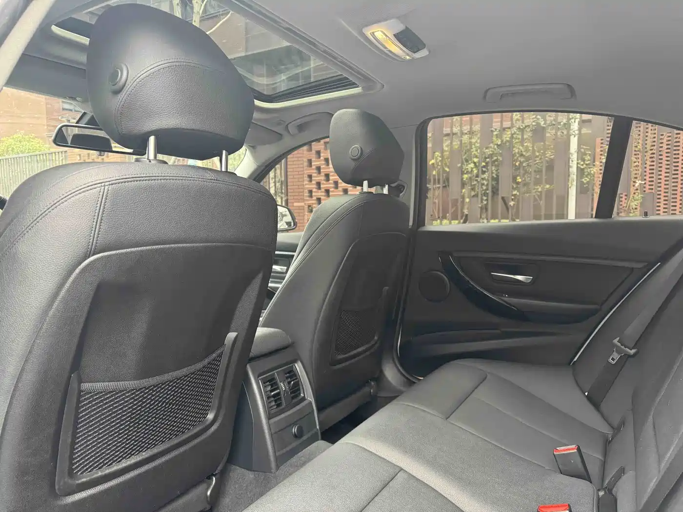BMW 3 Series 2018 318i фото 9