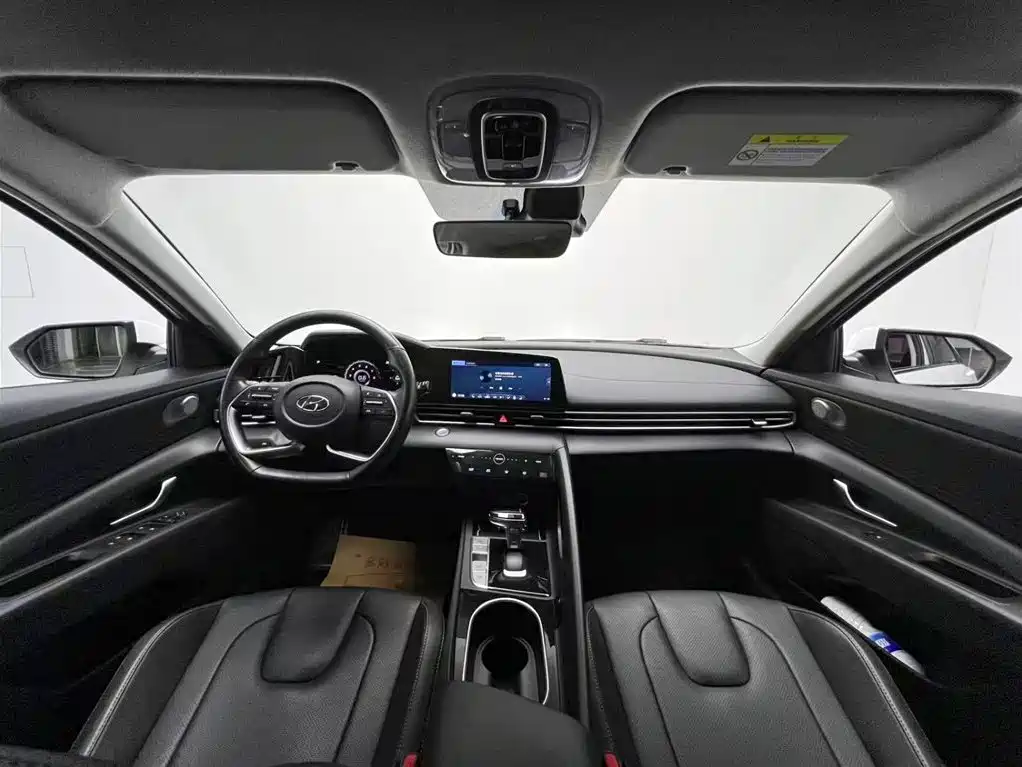 Hyundai Elantra 2021 1.5L CVT LUX Premium Edition фото 12