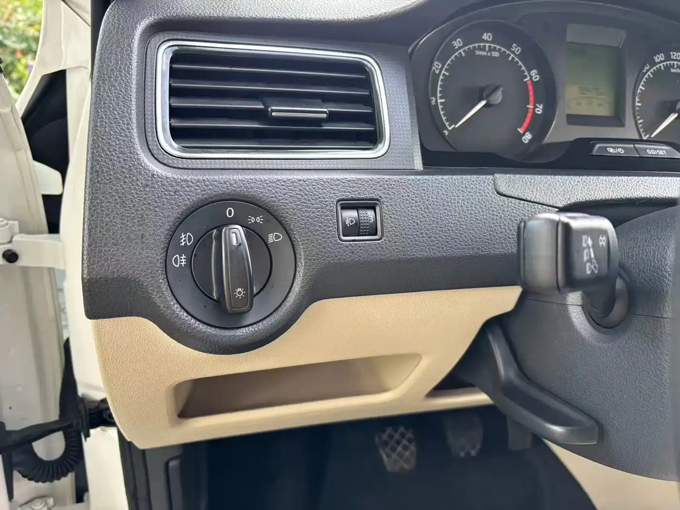 Škoda Rapid 2016 1.6L Manual Pioneer Edition фото 14