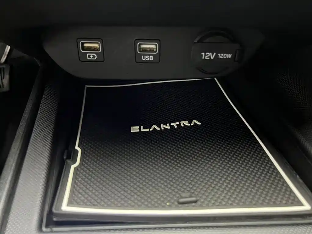 Hyundai Elantra 2021 1.5L CVT LUX Premium Edition фото 11