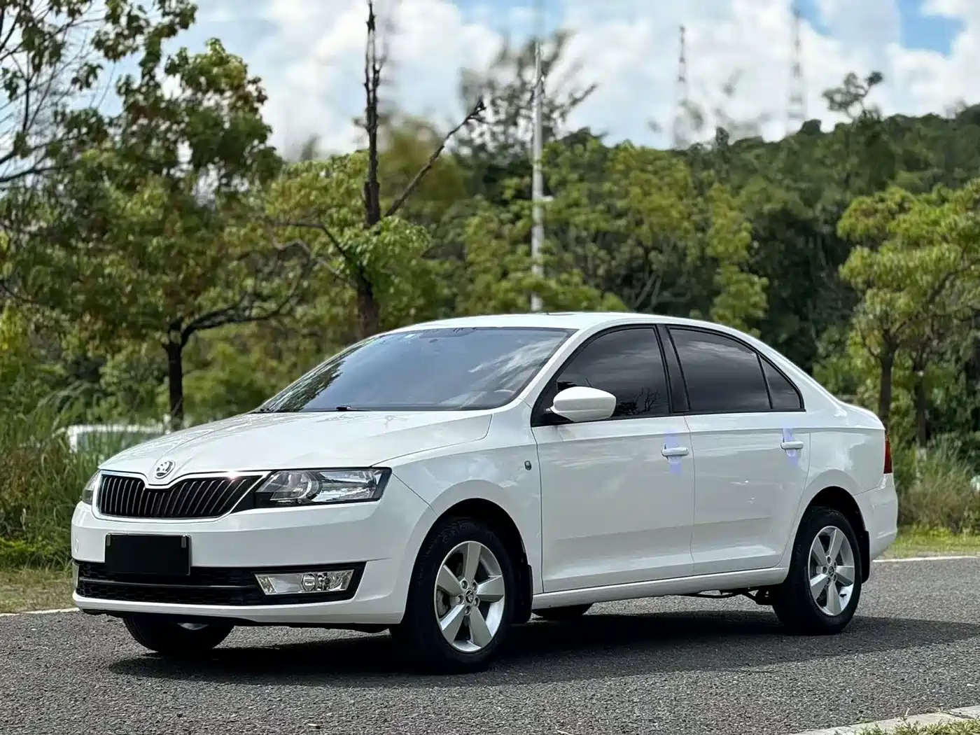 Škoda Rapid 2016 1.6L Manual Pioneer Edition