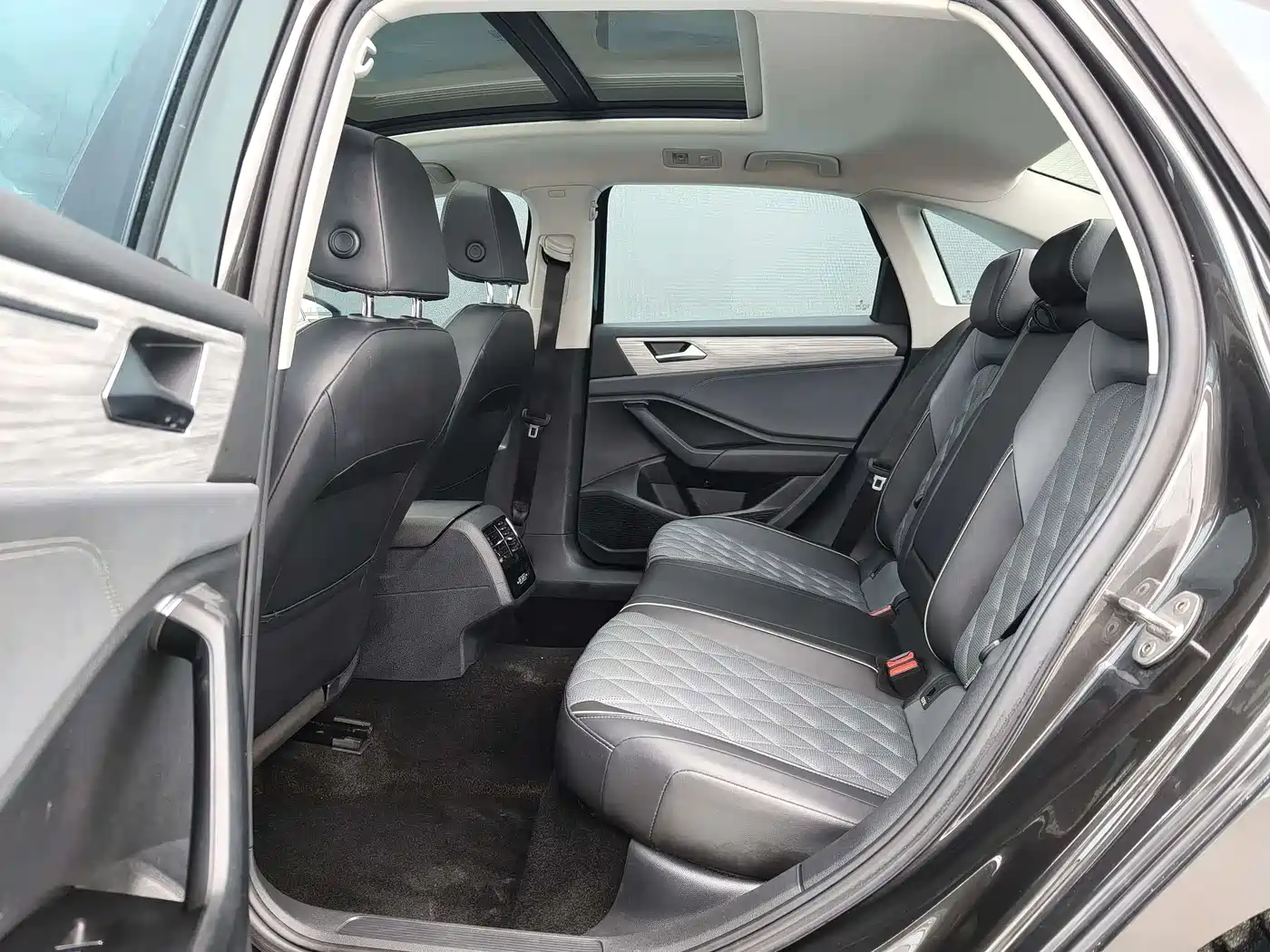 Volkswagen Sagitar 2023 Model Year 200TSI DSG Surpass Edition фото 6