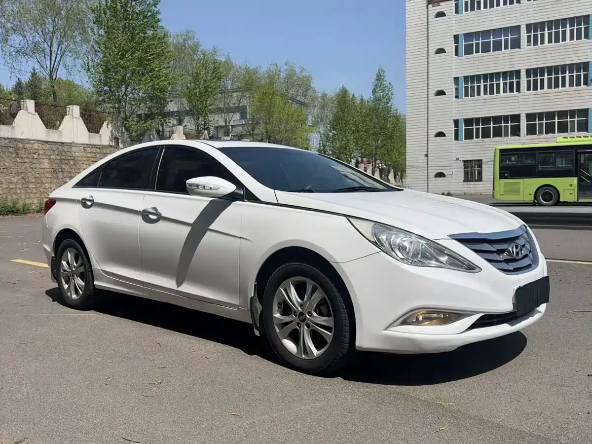 Hyundai Sonata 2013 2.0L Automatic Luxury Edition фото 3