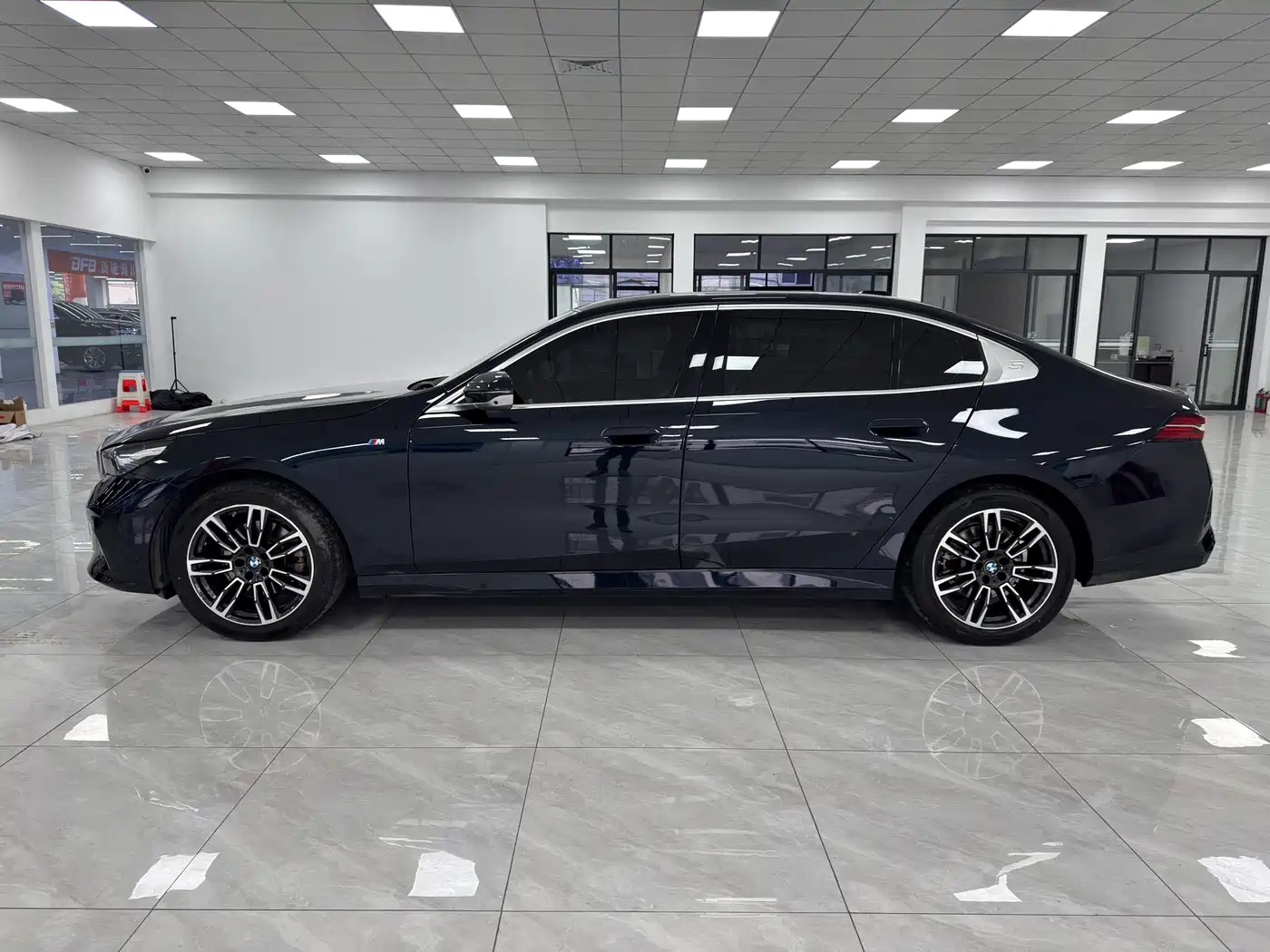 BMW 5 Series 2024 525Li M Sport Package фото 4