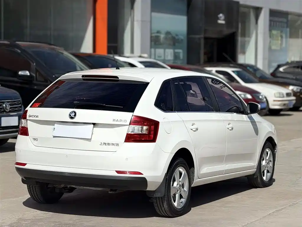 Škoda Skoda Rapid Spaceback 2018 1.6L Automatic Comfort фото 9
