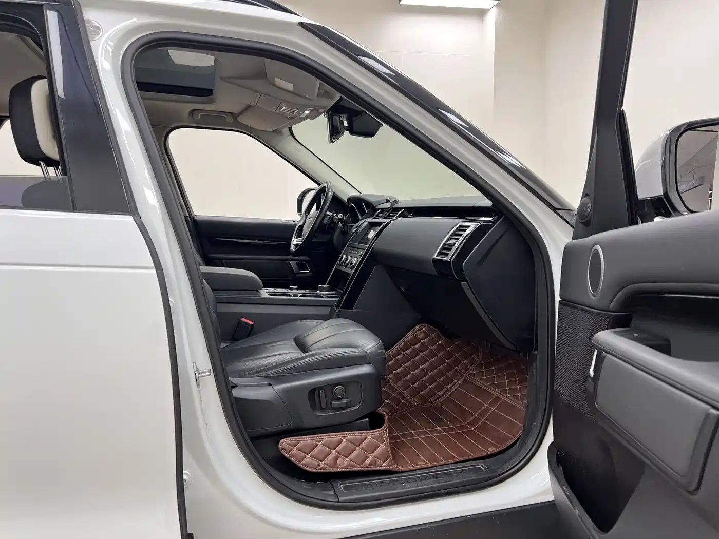 Land Rover Discovery 2017 3.0 SC V6 HSE фото 32