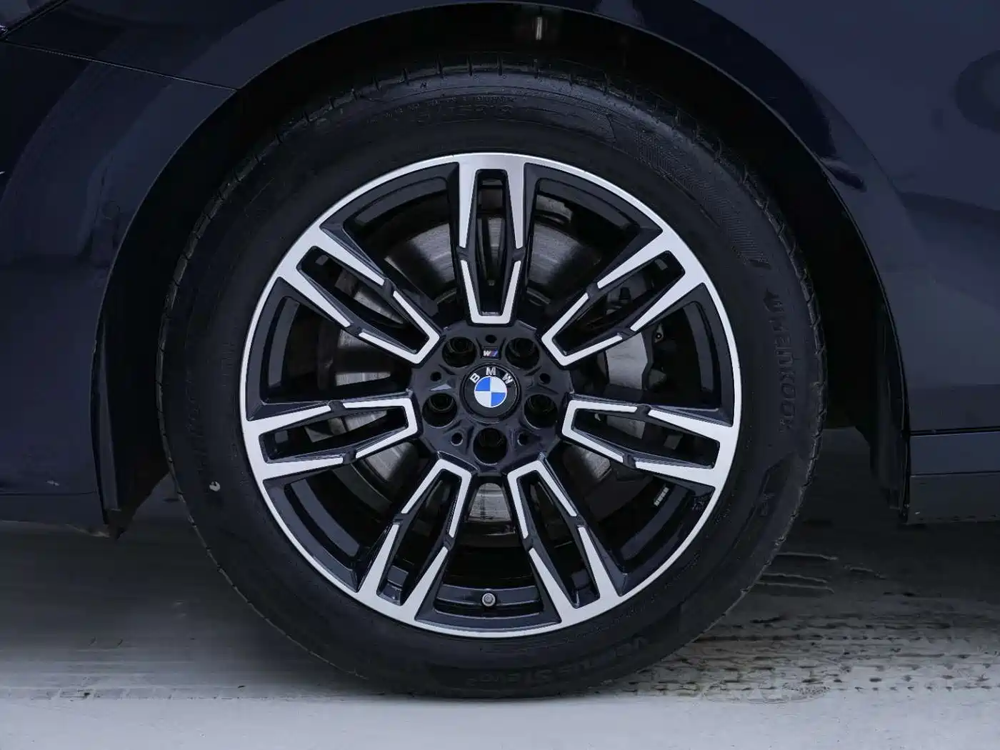 BMW 5 Series 2025 530Li Leading M Sport Package фото 11