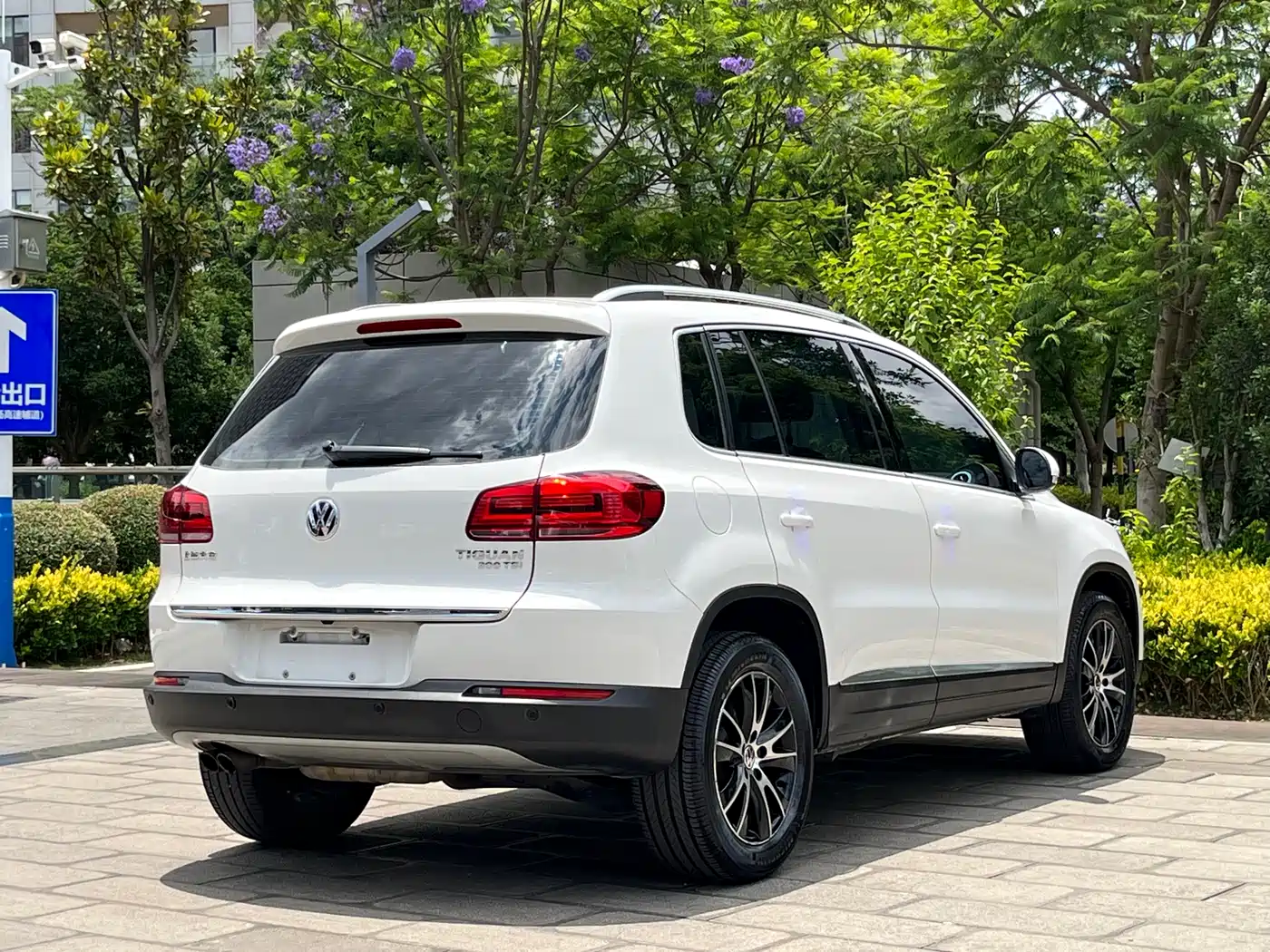 VOLKSWAGEN TIGUAN