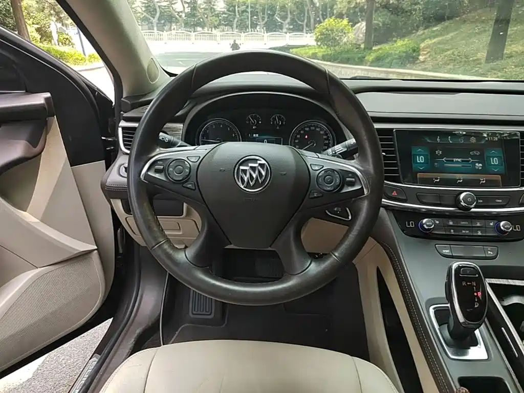 Photo 11 - Buick LaCrosse