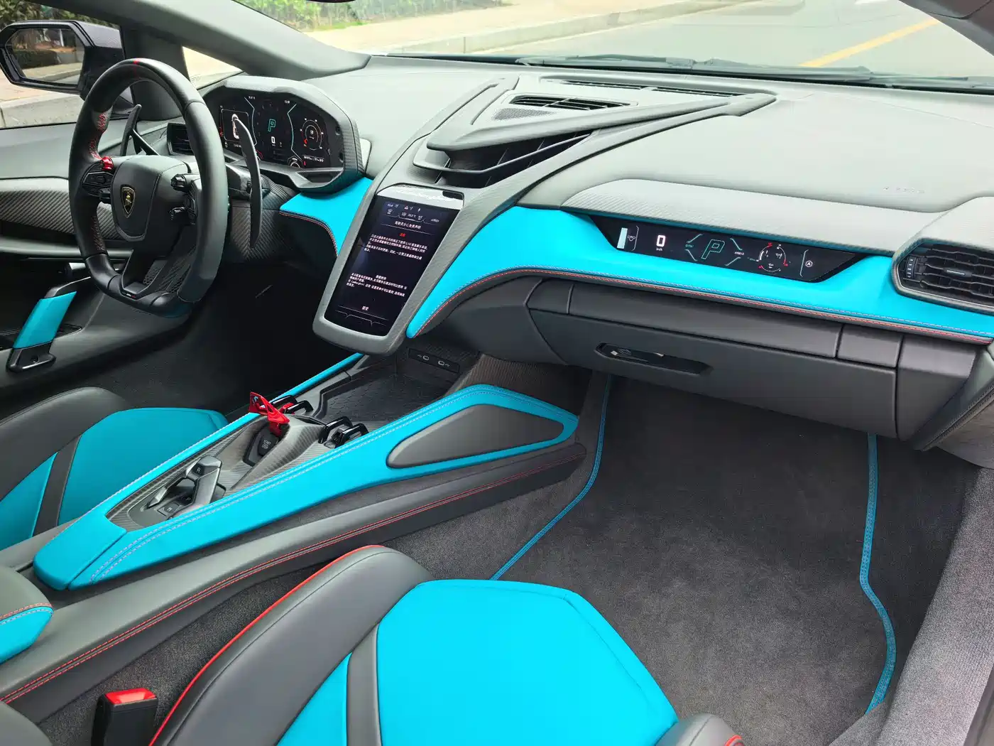 LAMBORGHINI REVUELTO