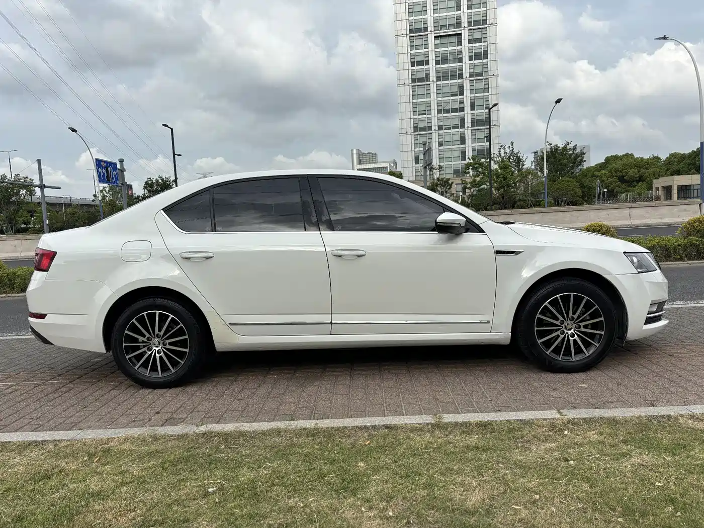 Škoda Octavia 2020 1.5L Automatic Smart Luxury Edition фото 4