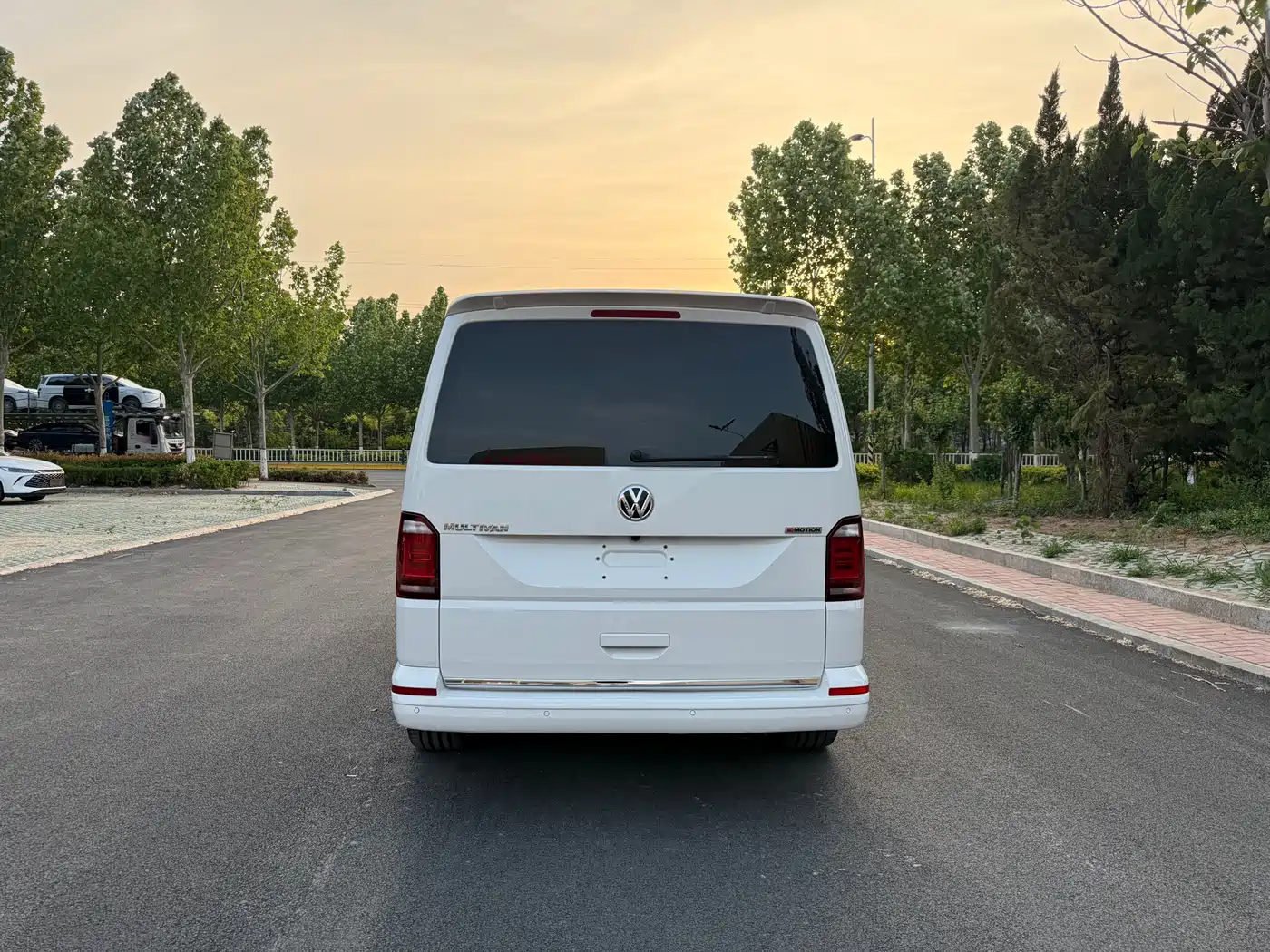 Volkswagen Multivan 2018 2.0TSI 4WD Premium Edition 7-Seater фото 5
