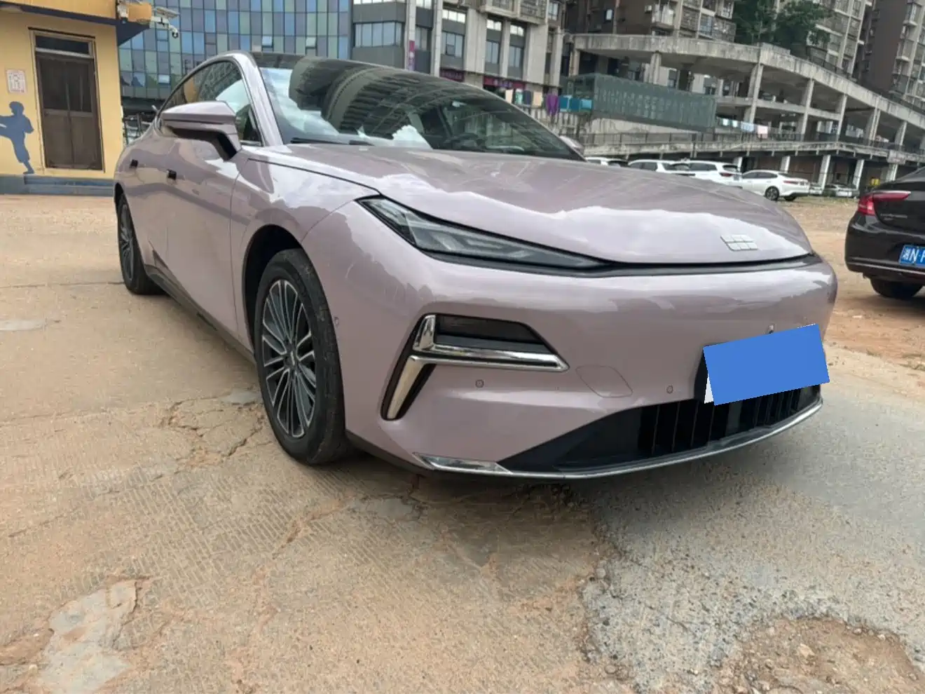 Geely Galaxy Galaxy Xingyao 8 2025 60km EM-i Luxury Edition фото 3