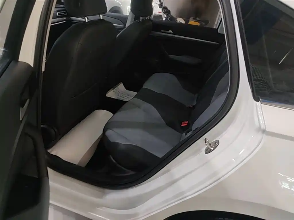 Volkswagen Lavida 2023 1.5L Auto Five Million Edition фото 17