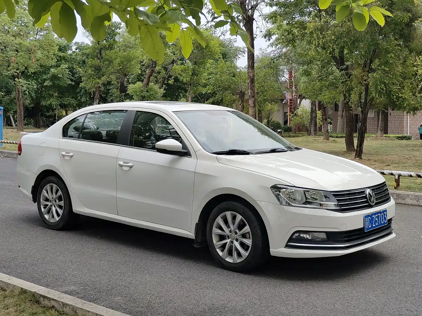 Volkswagen Lavida 2017 1.6L Automatic Comfort Edition фото 3