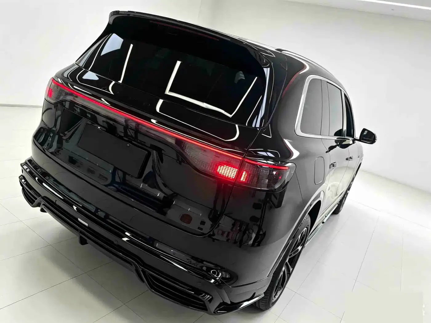 AITO Wenjie AITO M8 2025 Model Extended Range Max+ Edition 53.4kWh 6-Seater фото 3